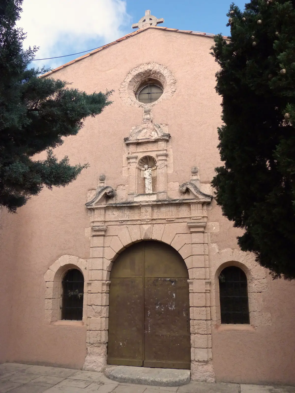 La chapelle Notre-Dame-de-Pitié de Marignane : façade enduite et encadrements de pierre