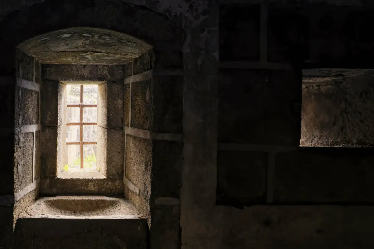 Embrasure de fenêtre dans un mur de pierre de taille, lumière rasante