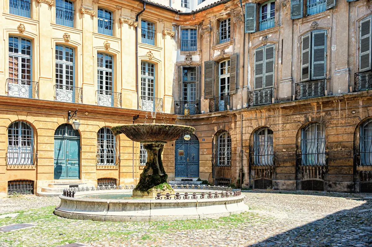 La place d’Albertas, à Aix-en-Provence : façades ordonnancées en pierre blonde autour de la fontaine
