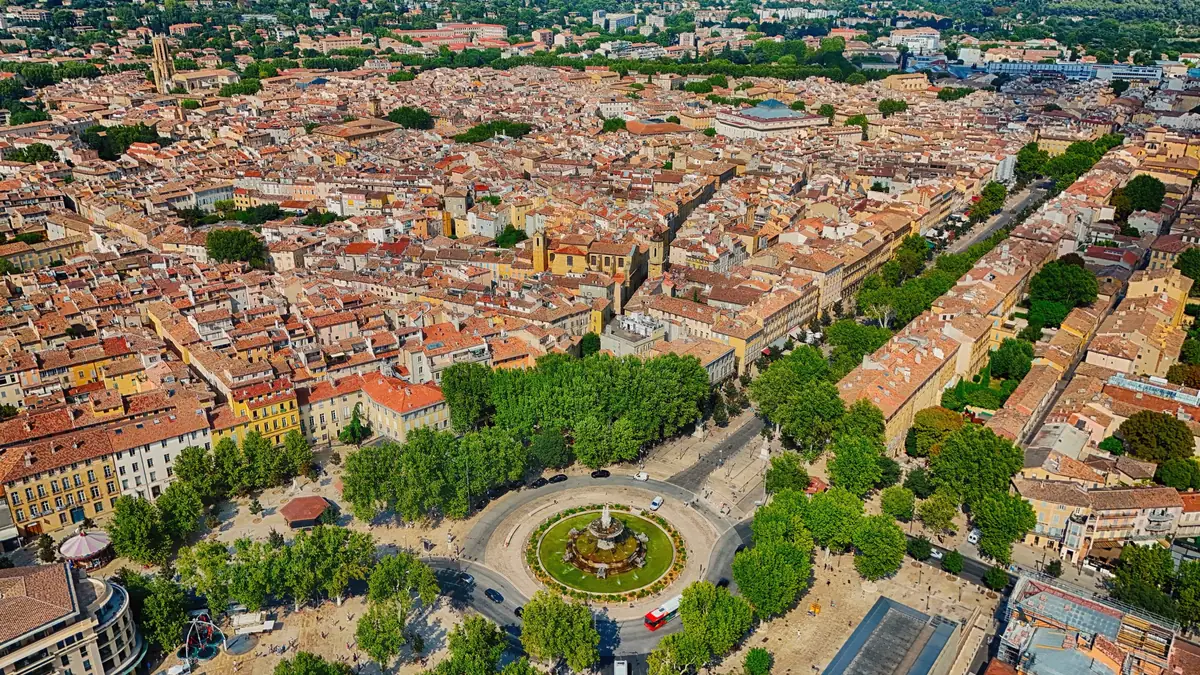 Aix-en-Provence vue du ciel : la Rotonde, le cours Mirabeau et les toits de tuiles du centre