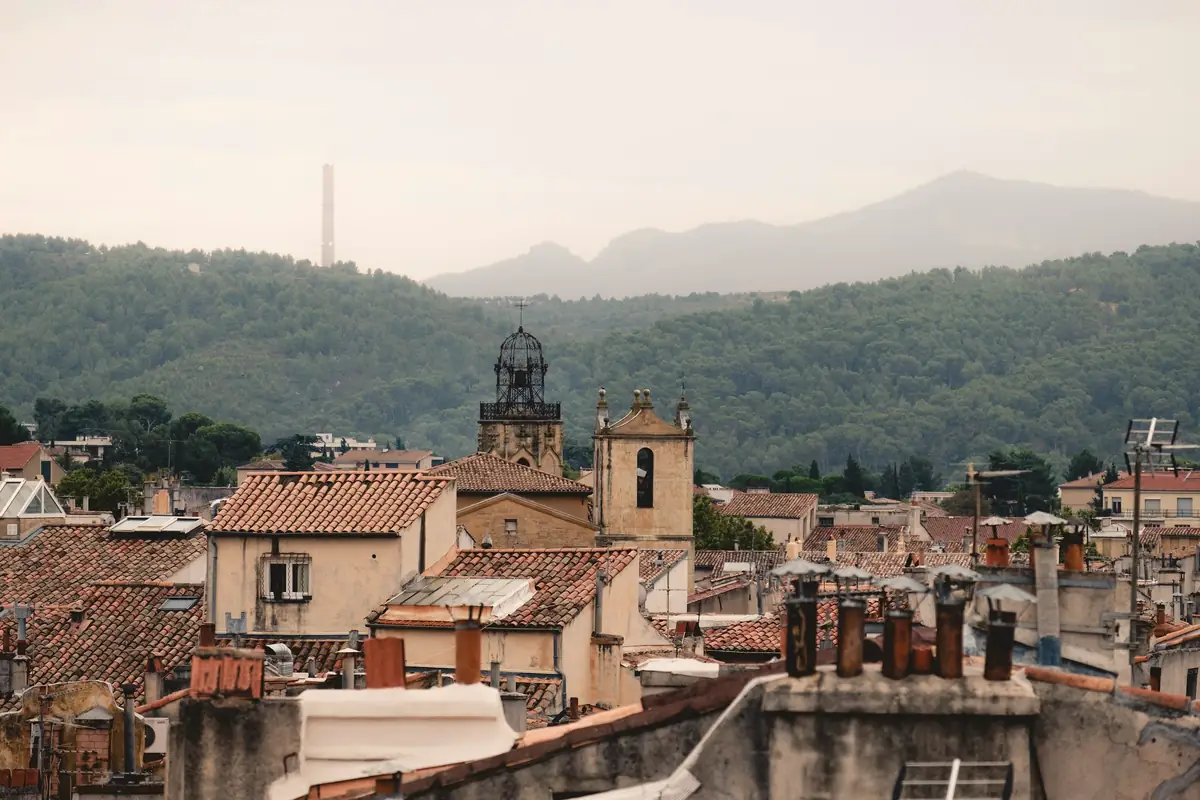 Les toits de tuiles du centre d’Aix-en-Provence, avec les collines à l’horizon
