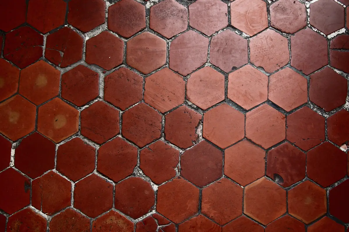 Tomettes hexagonales en terre cuite rouge, à l’hôtel de ville d’Aix-en-Provence